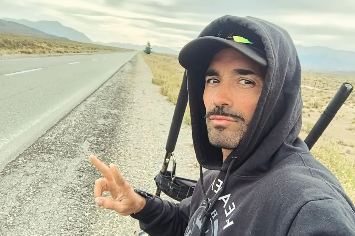 Jesús Ledesma, en la banquina de la ruta nacional 40, en medio de la travesía con la que une el país