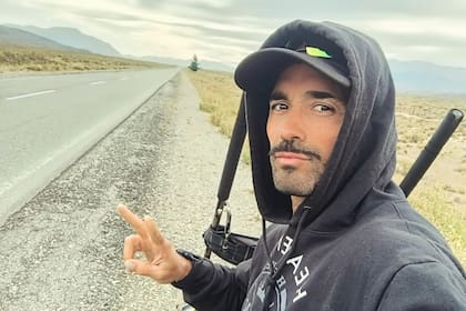 Jesús Ledesma, en la banquina de la ruta nacional 40, en medio de la travesía con la que une el país