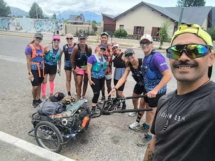 Jesús Ledesma y un encuentro con otros corredores en un alto en la ruta nacional 40