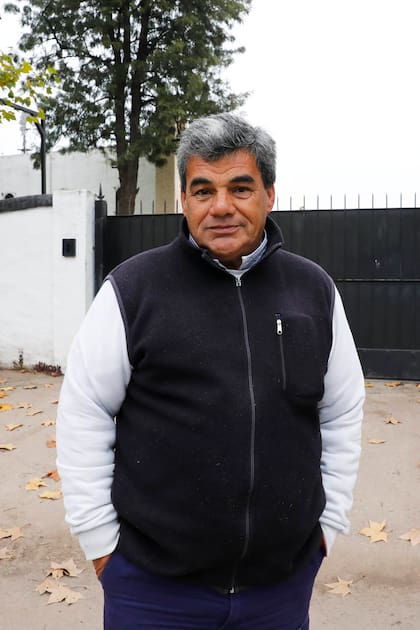Jesús Ojeda, el vecino que alertó a la policía la madrugada del 14 de junio 2016 cuando vio a un hombre saltar el portón, posa frente al convento de General Rodríguez