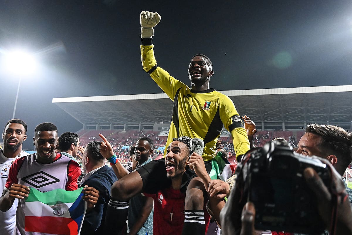 Jesús Owono, el arquero de Guinea Ecuatorial, fue llevado en andas luego de atajar dos penales en la definición ante Malí