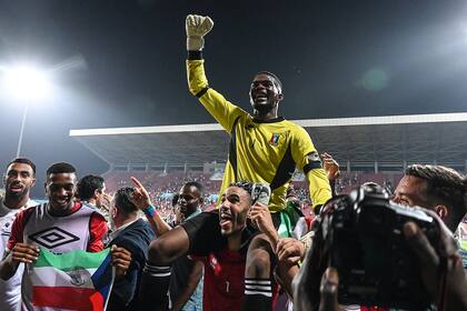 Jesús Owono, el arquero de Guinea Ecuatorial, fue llevado en andas luego de atajar dos penales en la definición ante Malí