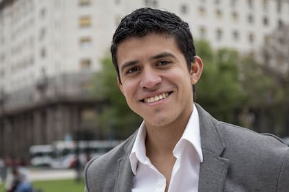 Jesús Parra (director). Tiene 24 años:,entró al Sistema a los 10. Tomó clases de dirección en paralelo a las de su instrumento, la viola, y fue seleccionado por José Antonio Abreu para dirigir a Plácido Domingo. Aparte de tocar y dirigir para Latin Vox, es profesor. “Mi gran sueño es poder ayudar y