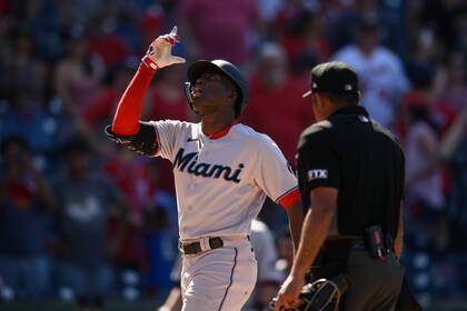 Jesús Sánchez, de los Marlins de Miami, celebra su jonrón de dos carreras durante la novena entrada del juego de béisbol en contra de los Nacionales de Washington, el domingo 3 de julio de 2022, en Washington. (AP Foto/Nick Wass)