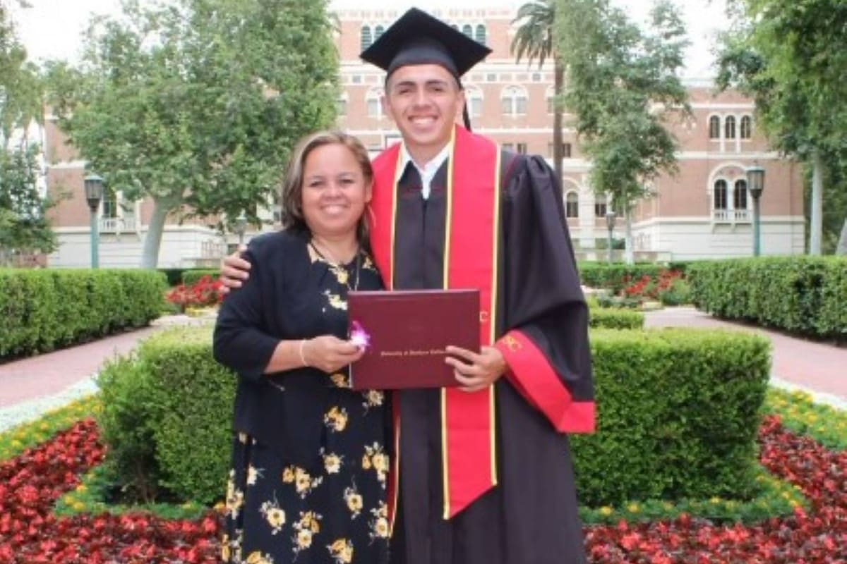 Jesús se convirtió en el primer graduado universitario de su familia