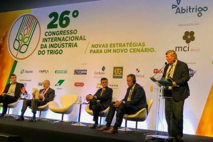 Jesús Silveyra en su disertación en el congreso de Abitrigo