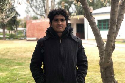 Jesús Yantén tiene 16 años y todos los días hace 14 kilómetros para llegar a la escuela