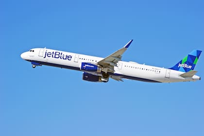 Jet Blue. Una aerolínea ofrece viajar gratis por un año si borrás tus fotos de viajes en Instagram