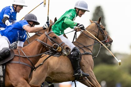 Jeta Castagnola al ataque, ante la doble marca de Nicolás y Facundo Pieres en la final de Tortugas