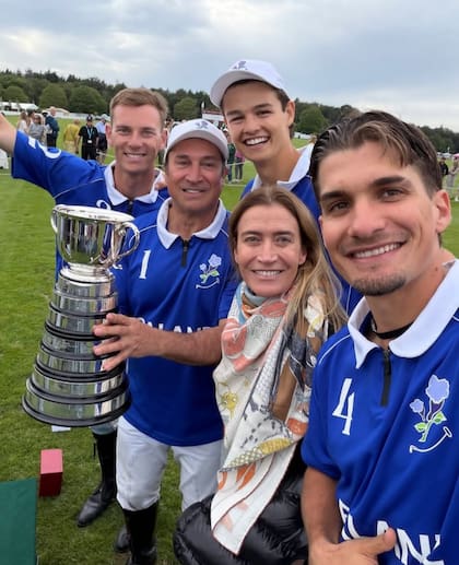 Jeta Castagnola con la selfie; detrás; Ned Hine, Lorenzo Chavanne y Claudio Porcel, con la Copa de la Reina, además de Camila Cambiaso