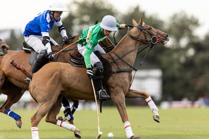 Jeta Castagnola esconde la bocha, Gonzalito Pieres lo persigue