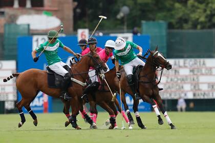 Jeta Castagnola maniobra con la bocha: marcó 12 goles para La Natividad