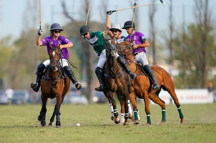 Jeta Castagnola reclama un foul a Facundo Pieres de parte de Paco De Narváez. En la acción también participa Hilario Ulloa, líder de La Hache