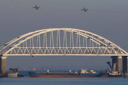 Jets rusos vuelan sobre el puente que conecta Crimea y Rusia