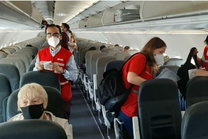Como en los aviones es difícil mantener la distancia social, se recomienda protegerse adecuadamente