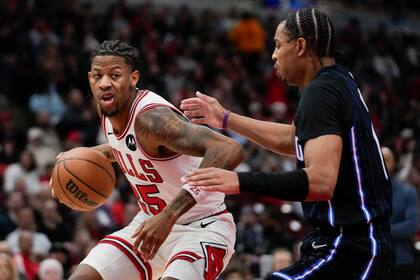 Jett Howard, derecha, del Magic de Orlando, defiende a Dalen Terry, de los Bulls de Chicago, durante la segunda mitad del juego de baloncesto de la NBA, el miércoles 30 de octubre de 2024, en Chicago. (AP Foto/Erin Hooley)