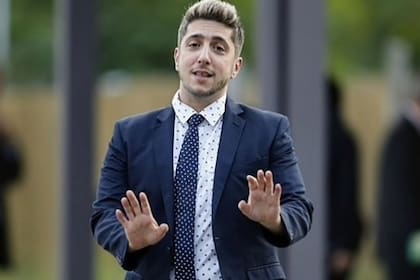 Jey Mammon, bromea con los fotógrafos, al ingresar al salón ubicado en Pilar