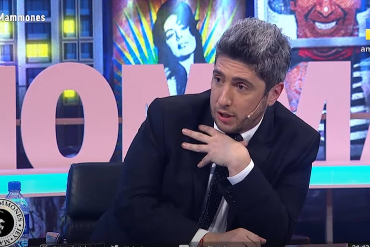 Jey Mammon interrumpió brevemente una entrevista para manifestar su emoción por las palabras de un famoso artista. Fuente: América