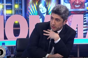 Jey Mammon interrumpió brevemente una entrevista para manifestar su emoción por las palabras de un famoso artista. Fuente: América