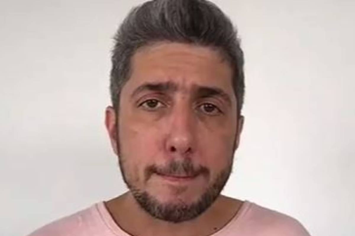 Jey Mammon realizó en su descargo lo que los especialistas en comunicación no verbal conocen como la Unidad de Acción N°8