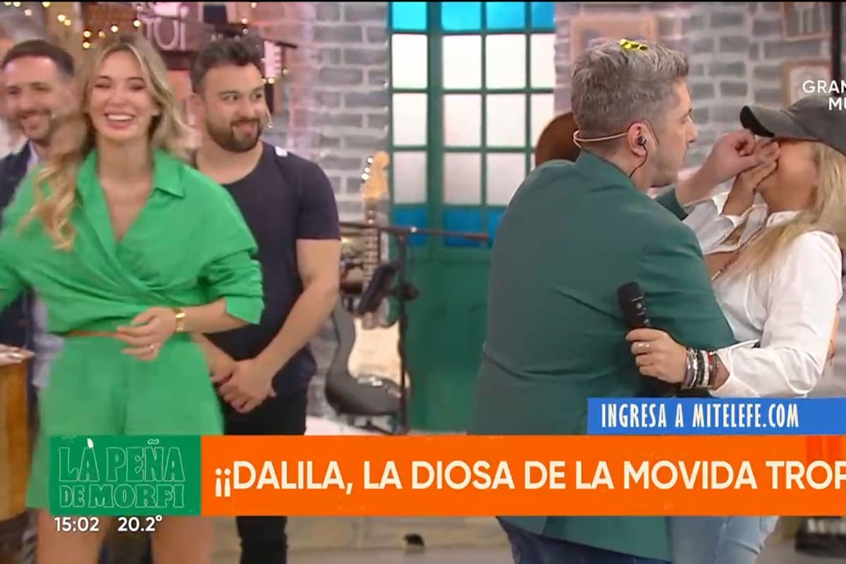 Jey Mammon se abalanzó a abrazar a Dalila y casi le rompe la boca con el micrófono
