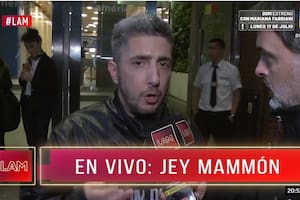 Jey Mammon se escapó del movil de LAM y sigue en su pelea con Ángel de Brito