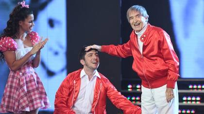 Jey Mammon y Laura Oliva homenajearon al gran Carlitos Balá