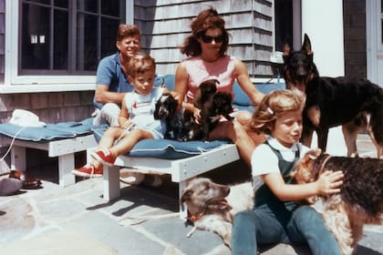JFK, Jackie, John-John y Caroline, en unas vacaciones idílicas en Hyannis Port, Massachussetts, en 1963