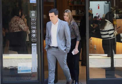 Javier Lanari, secretario de comunicación y prensa del gobierno, se retira de una reconocida cadena de café luego de reunirse con varios periodistas acreditados en Casa Rosada