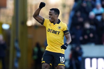 Jhon Arias festeja un gol para Wolverhampton ante West Ham, el 3 de enero de 2026, por la Premier League: su paso por Inglaterra duró poco