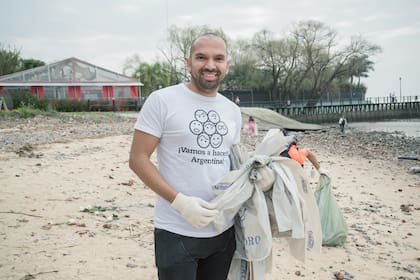 Jhon Ruiz creó Vamos a Hacerlo Argentina, una organización medioambiental que organiza jornadas de limpieza masivas de residuos para recuperar espacio públicos y concientizar a la gente sobre la contaminación