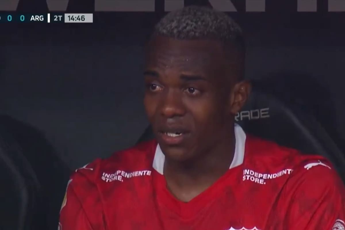 Jhonny Quiñónez ingresó a los 11 minutos del primer tiempo por la lesión de Vera en Independiente, pero después el DT Vaccari lo sacó a los 14 del segundo tiempo y dejó la cancha con lágrimas
