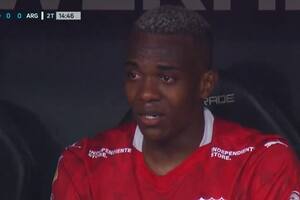 Jhonny Quiñónez ingresó a los 11 minutos del primer tiempo por la lesión de Vera en Independiente, pero después el DT Vaccari lo sacó a los 14 del segundo tiempo y dejó la cancha con lágrimas