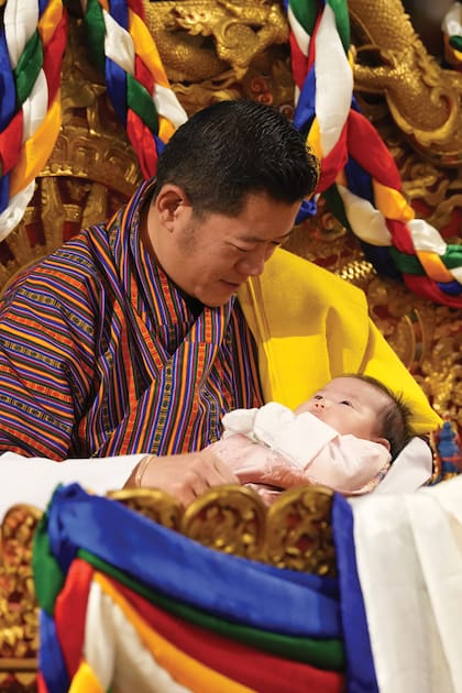 Jigme Khesar Namgye, quinto rey dragón de la dinastía Wangchuck, con su hija.