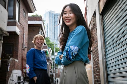 Jihyun Kang, a la derecha, y Marie Boes, fundadoras de IStory, una marca de moda de impacto social. Kang y Boes comparten las historias de los desertores norcoreanos a través de sus diseños.