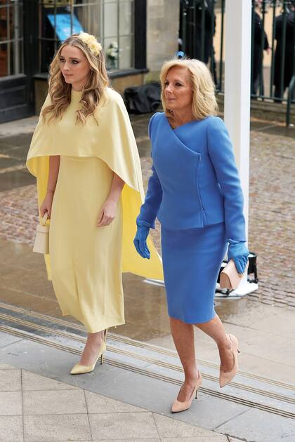 Jill Biden, la mujer del presidente de Estados Unidos, con un traje de Ralph Lauren. La primera dama norteamericana asistió con Finnegan, la nieta de su marido, que lució un Markarian.