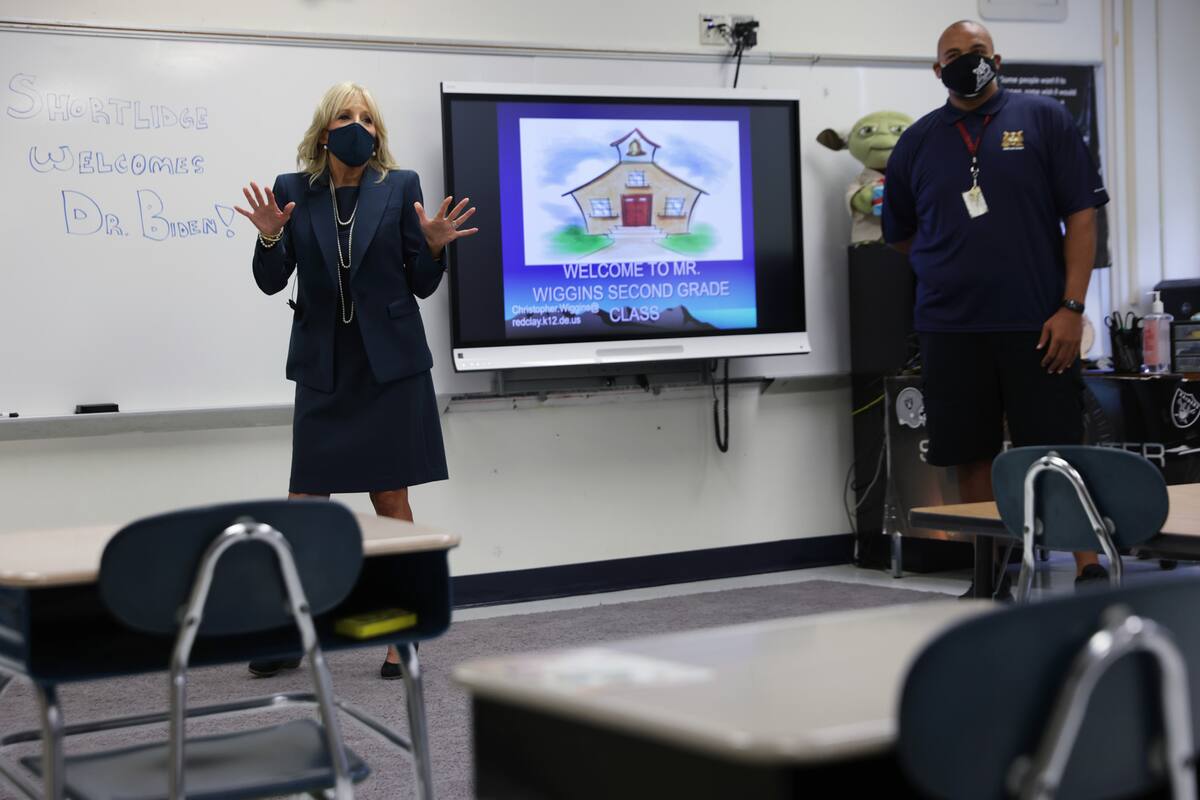 Jill Biden visita un aula vacía en la Academia Evan G. Shortlidge, en Wilmington, Delaware para disertar sobre el funcionamiento seguro de las escuelas en tiempos de pandemia