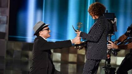 Jill Soloway recibe el Emmy de manos de Bradley Whitford