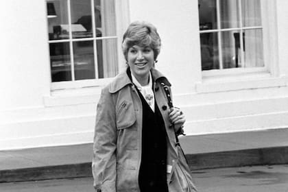 Jill Wine-Banks en los años setenta, frente a la Casa Blanca: “Mis amigos me alentaron a contar mi historia”, explica hoy
