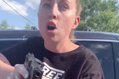 Jillian Wuestenberg, de 32 años, apuntó con un arma a una mujer y su hija luego de una pelea por un choque.