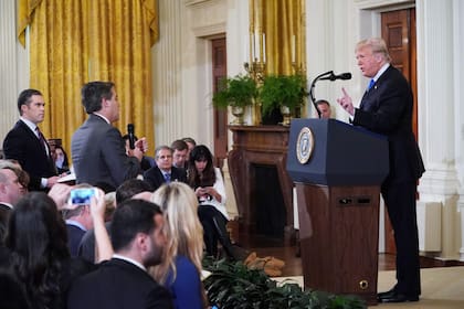 Jim Acosta, de CNN, se cruzó con el presidente de Estados Unidos por la caravana de inmigrantes y la investigación sobre la supuesta injerencia rusa en las elecciones de 2016