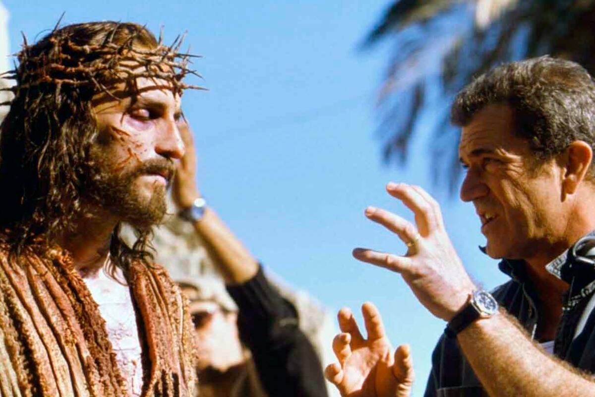 Jim Caviezel y Mel Gibson preparan una escena en el rodaje de La pasión de Cristo, en 2004; ¿volverán a reunirse en la secuela que se está anunciando en estos días?