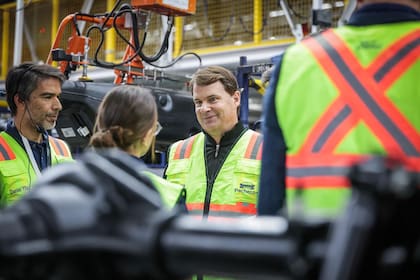 Jim Farley en su visita a la planta de Pacheco en la que anunciaron nuevas inversiones por US$ 170 millones para producir la versión híbrida enchufable de la pick-up Ranger.