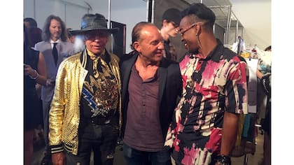 Jim Goldstein (I) junto a Custo Dalmau (C), diseñador y fundador de Custo Barcelona, en la NY Fashion Week, en septiembre de 2017