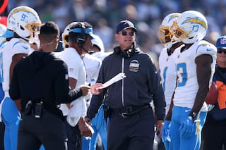 Jim Harbaugh respalda a Mike McDaniel en medio de los problemas ofensivos de Chargers