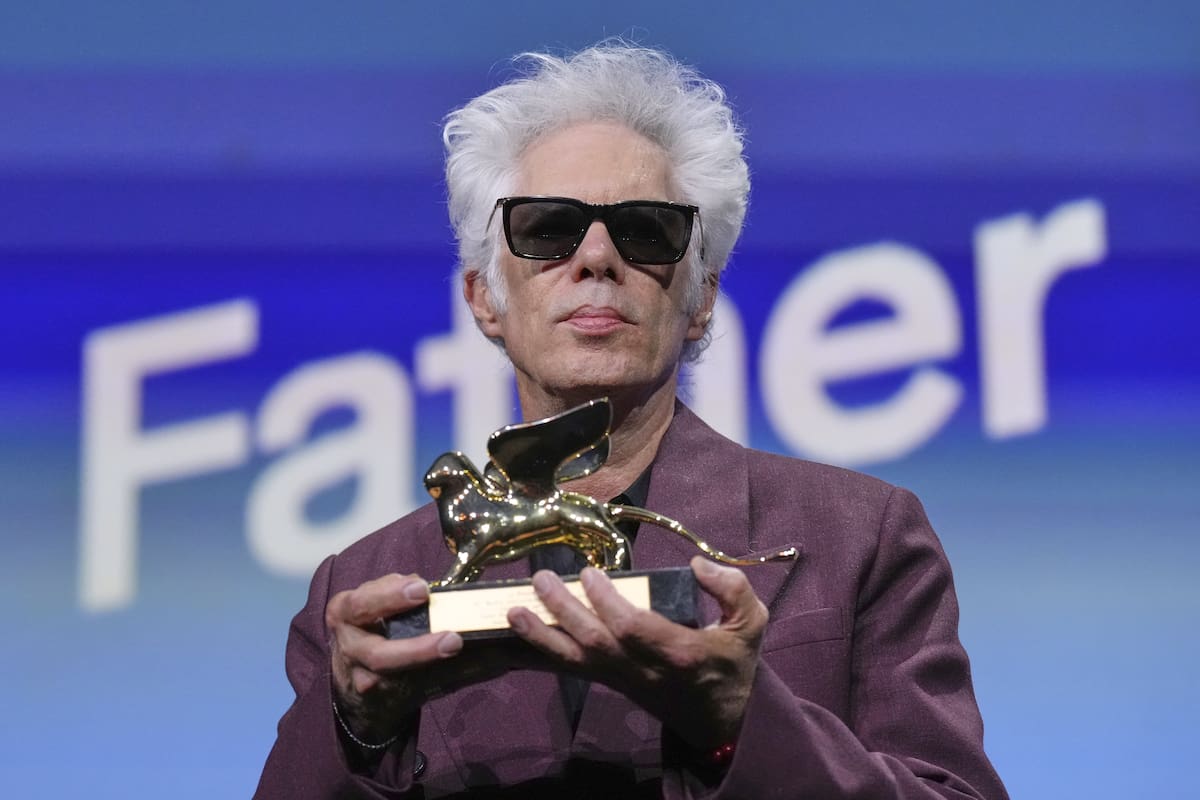 Jim Jarmusch con el León de Oro que ganó este sábado en Venecia