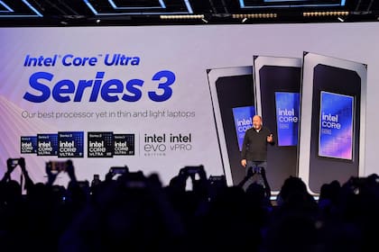 Jim Johnson, vicepresidente senior de Intel, en la presentación de los nuevos Intel Core Ultra 3 en la CES 2026