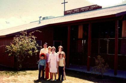 Jim Jones fotografiado con miembros de la iglesia y familiares
