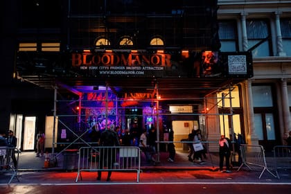 Jim Lorenzo, propietario y administrador de Blood Manor, pagará el alquiler de todo el año en noviembre. Espera ganar todo ese dinero en tan solo 23 días