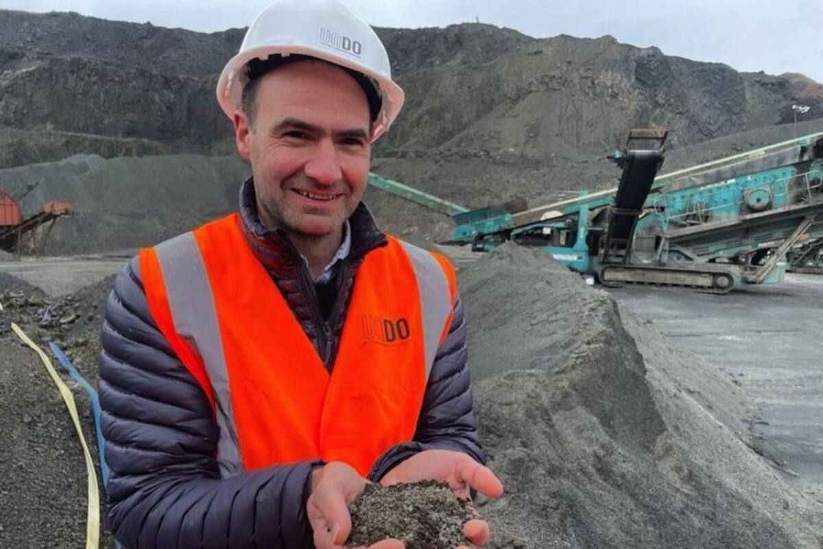 Jim Mann llama a las rocas que podrían ayudar a enfriar nuestro planeta su "polvo mágico"